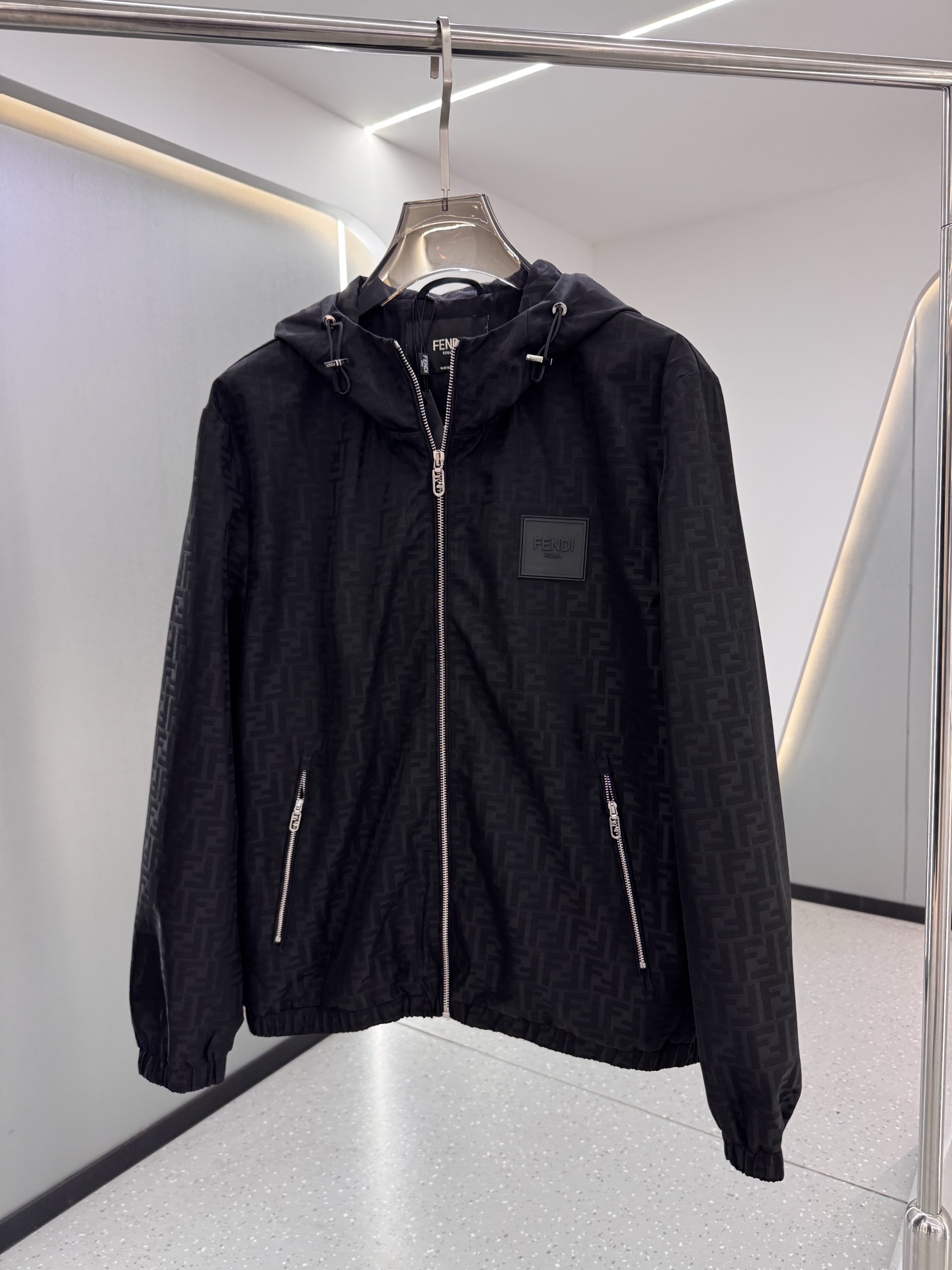 FF25SS新款连帽加衬飞行员夹克。这款夹克采用FF提花尼龙材质制作而成，松紧带袖口和边缘。拉链开合。前