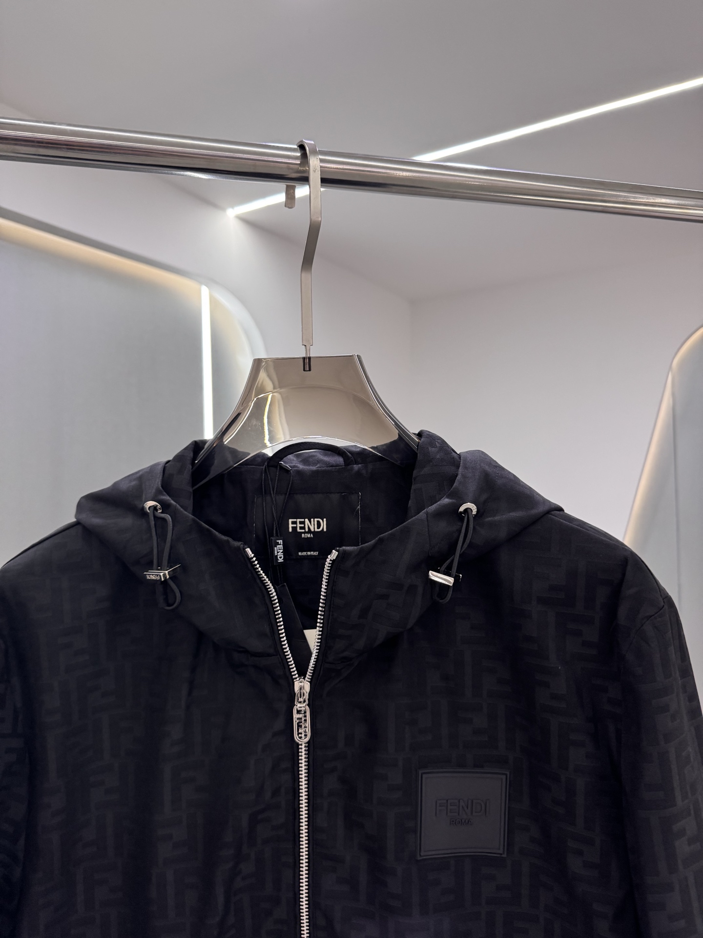 FF25SS新款连帽加衬飞行员夹克。这款夹克采用FF提花尼龙材质制作而成，松紧带袖口和边缘。拉链开合。前