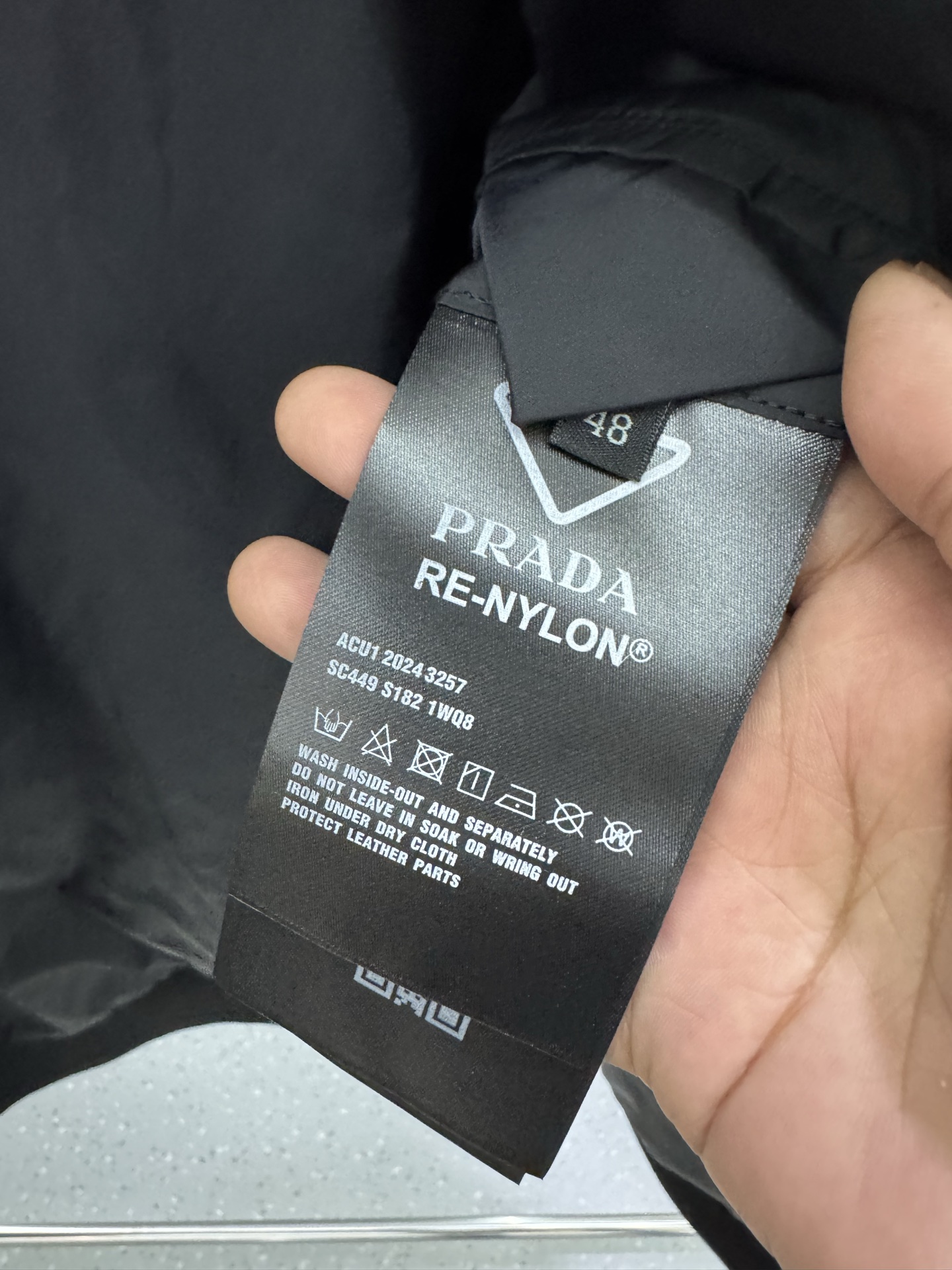 Prade25SS新款毛毛领三角微标夹克外套，这款夹克采用再生尼龙面料制作而成，领子采用毛毛设计，前胸饰