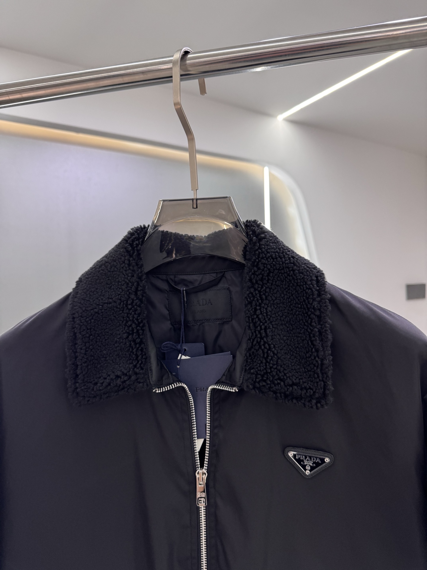 Prade25SS新款毛毛领三角微标夹克外套，这款夹克采用再生尼龙面料制作而成，领子采用毛毛设计，前胸饰