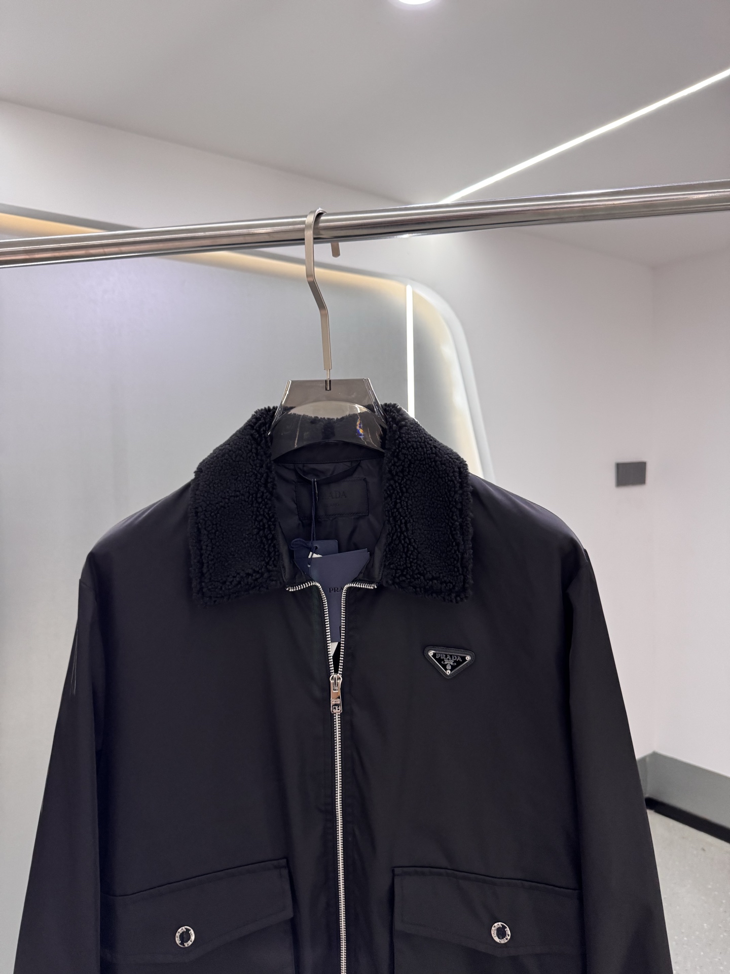 Prade25SS新款毛毛领三角微标夹克外套，这款夹克采用再生尼龙面料制作而成，领子采用毛毛设计，前胸饰