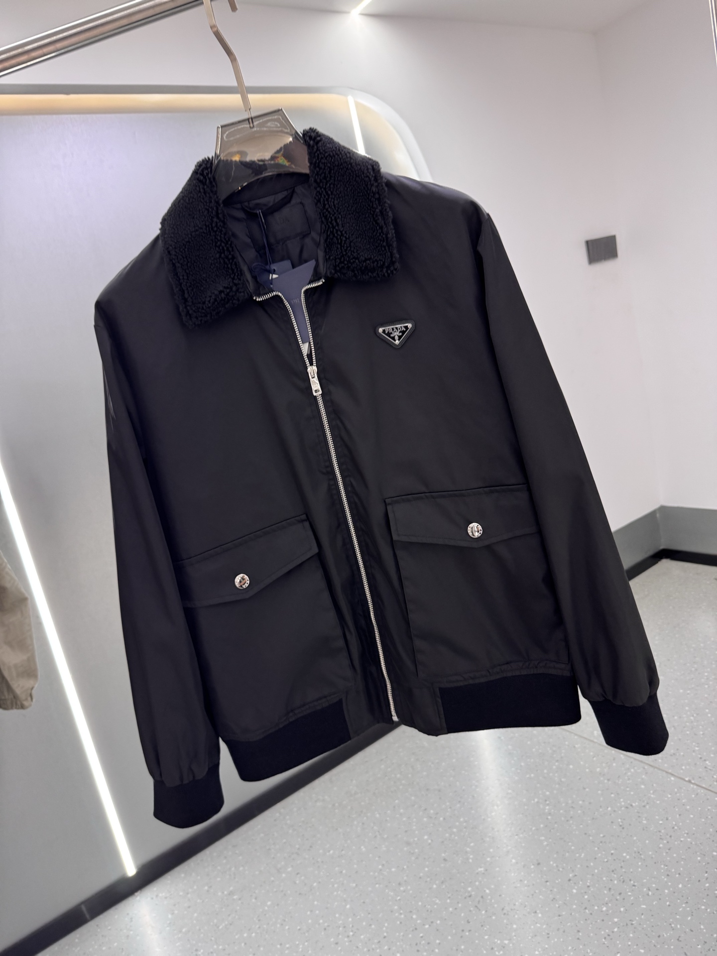 Prade25SS新款毛毛领三角微标夹克外套，这款夹克采用再生尼龙面料制作而成，领子采用毛毛设计，前胸饰