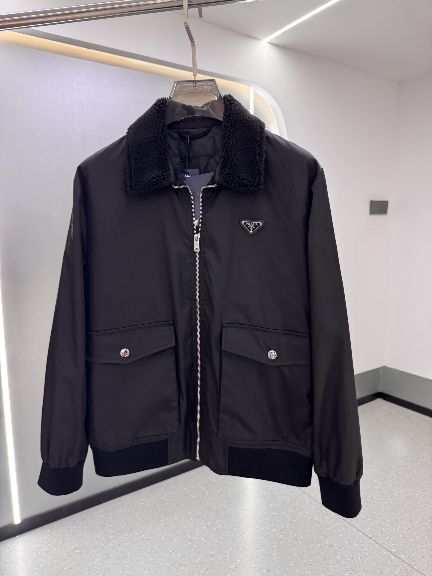 Prade25SS新款毛毛领三角微标夹克外套，这款夹克采用再生尼龙面料制作而成，领子采用毛毛设计，前胸饰