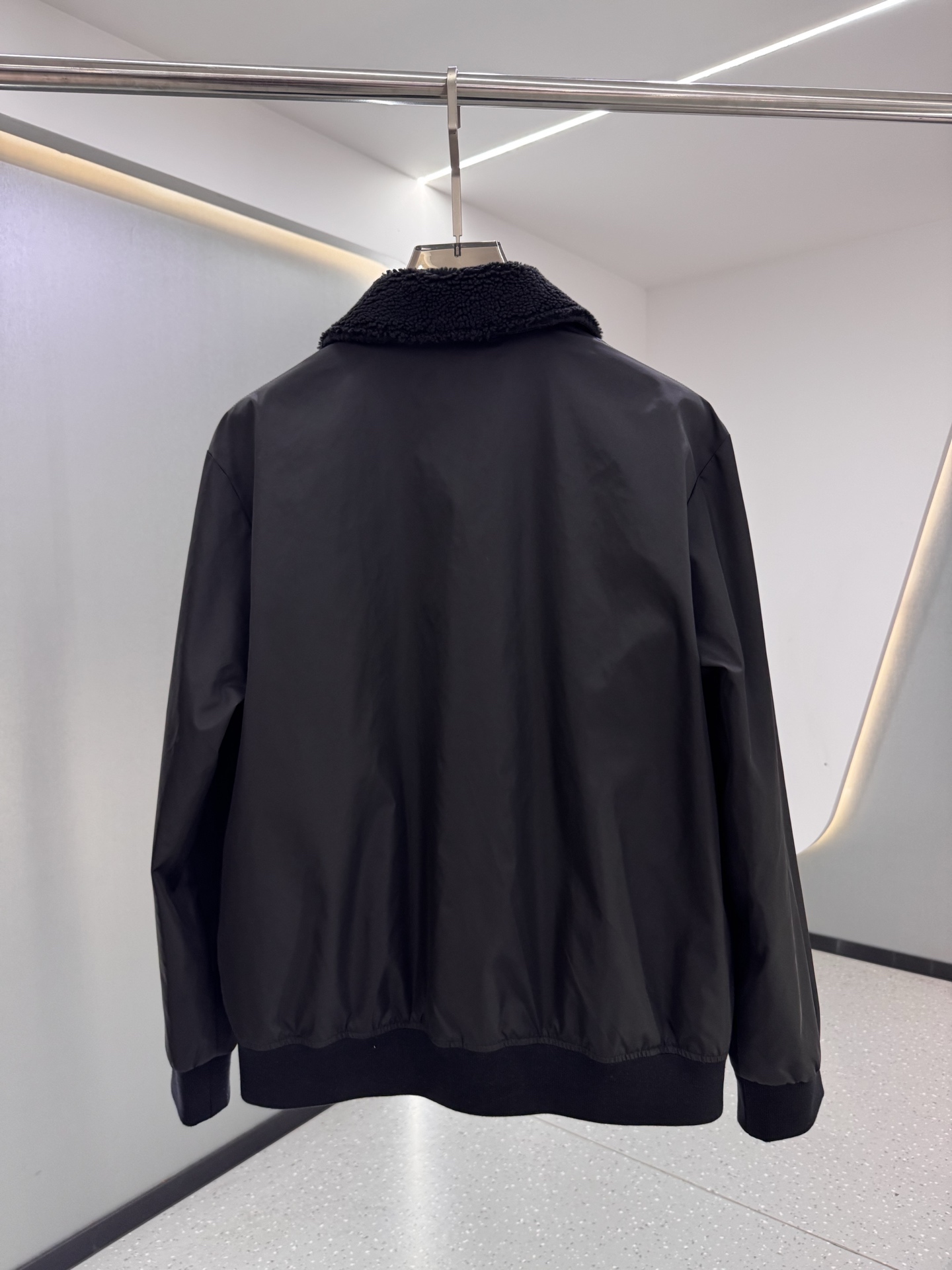 Prade25SS新款毛毛领三角微标夹克外套，这款夹克采用再生尼龙面料制作而成，领子采用毛毛设计，前胸饰