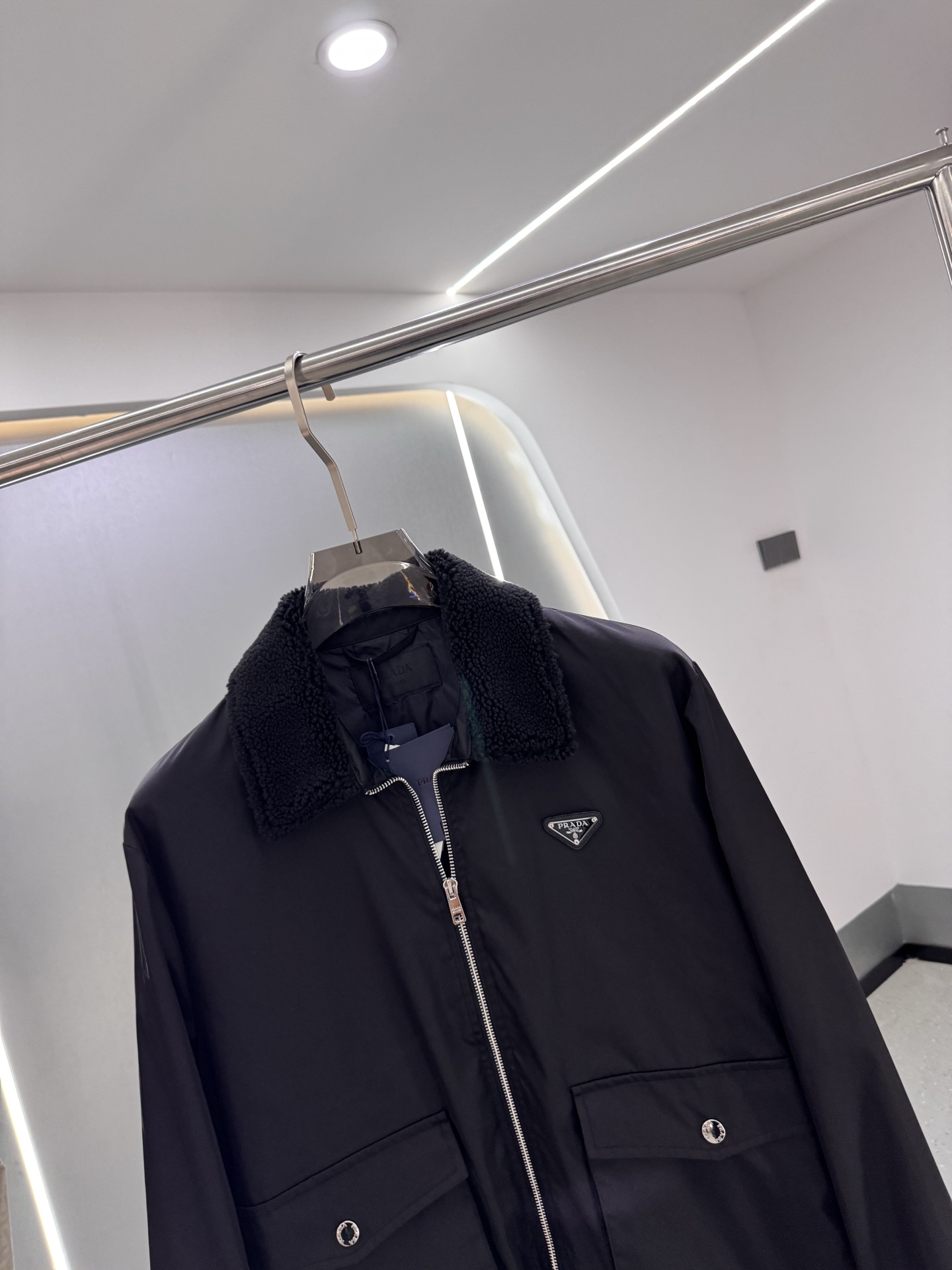 Prade25SS新款毛毛领三角微标夹克外套，这款夹克采用再生尼龙面料制作而成，领子采用毛毛设计，前胸饰