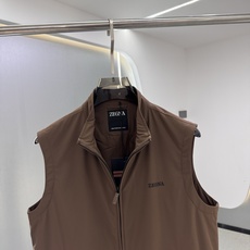 Zegna25秋冬款马甲 Zegna这款外套选用品牌经典版型。面料挺括有型,自带细腻光泽,呈现高 Zegna25秋冬款马甲 Zegna这款外套选用品牌经典版型。面料挺括有型,自带细腻光泽,呈现高