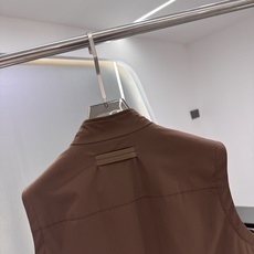 Zegna25秋冬款马甲 Zegna这款外套选用品牌经典版型。面料挺括有型,自带细腻光泽,呈现高 Zegna25秋冬款马甲 Zegna这款外套选用品牌经典版型。面料挺括有型,自带细腻光泽,呈现高