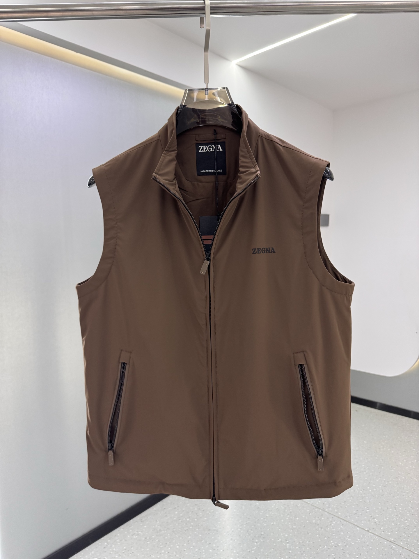 Zegna25秋冬款马甲     Zegna这款外套选用品牌经典版型。面料挺括有型，自带细腻光泽，呈现高