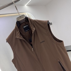 Zegna25秋冬款马甲 Zegna这款外套选用品牌经典版型。面料挺括有型,自带细腻光泽,呈现高 Zegna25秋冬款马甲 Zegna这款外套选用品牌经典版型。面料挺括有型,自带细腻光泽,呈现高