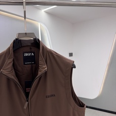 Zegna25秋冬款马甲 Zegna这款外套选用品牌经典版型。面料挺括有型,自带细腻光泽,呈现高 Zegna25秋冬款马甲 Zegna这款外套选用品牌经典版型。面料挺括有型,自带细腻光泽,呈现高