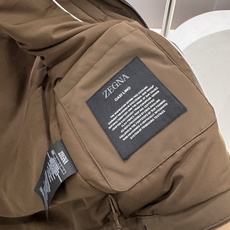 Zegna25秋冬款马甲 Zegna这款外套选用品牌经典版型。面料挺括有型,自带细腻光泽,呈现高 Zegna25秋冬款马甲 Zegna这款外套选用品牌经典版型。面料挺括有型,自带细腻光泽,呈现高