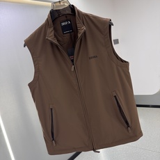 Zegna25秋冬款马甲 Zegna这款外套选用品牌经典版型。面料挺括有型,自带细腻光泽,呈现高 Zegna25秋冬款马甲 Zegna这款外套选用品牌经典版型。面料挺括有型,自带细腻光泽,呈现高