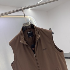 Zegna25秋冬款马甲 Zegna这款外套选用品牌经典版型。面料挺括有型,自带细腻光泽,呈现高 Zegna25秋冬款马甲 Zegna这款外套选用品牌经典版型。面料挺括有型,自带细腻光泽,呈现高