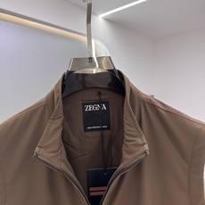 Zegna25秋冬款马甲 Zegna这款外套选用品牌经典版型。面料挺括有型,自带细腻光泽,呈现高 Zegna25秋冬款马甲 Zegna这款外套选用品牌经典版型。面料挺括有型,自带细腻光泽,呈现高