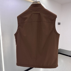 Zegna25秋冬款马甲 Zegna这款外套选用品牌经典版型。面料挺括有型,自带细腻光泽,呈现高 Zegna25秋冬款马甲 Zegna这款外套选用品牌经典版型。面料挺括有型,自带细腻光泽,呈现高