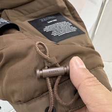 Zegna25秋冬款马甲 Zegna这款外套选用品牌经典版型。面料挺括有型,自带细腻光泽,呈现高 Zegna25秋冬款马甲 Zegna这款外套选用品牌经典版型。面料挺括有型,自带细腻光泽,呈现高
