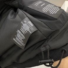 Zegna25秋冬款马甲 Zegna这款外套选用品牌经典版型。面料挺括有型,自带细腻光泽,呈现高 Zegna25秋冬款马甲 Zegna这款外套选用品牌经典版型。面料挺括有型,自带细腻光泽,呈现高