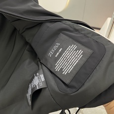 Zegna25秋冬款马甲 Zegna这款外套选用品牌经典版型。面料挺括有型,自带细腻光泽,呈现高 Zegna25秋冬款马甲 Zegna这款外套选用品牌经典版型。面料挺括有型,自带细腻光泽,呈现高