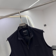 Zegna25秋冬款马甲 Zegna这款外套选用品牌经典版型。面料挺括有型,自带细腻光泽,呈现高 Zegna25秋冬款马甲 Zegna这款外套选用品牌经典版型。面料挺括有型,自带细腻光泽,呈现高