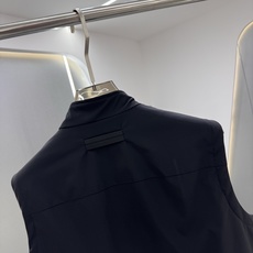 Zegna25秋冬款马甲 Zegna这款外套选用品牌经典版型。面料挺括有型,自带细腻光泽,呈现高 Zegna25秋冬款马甲 Zegna这款外套选用品牌经典版型。面料挺括有型,自带细腻光泽,呈现高