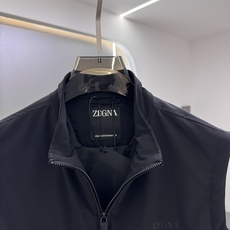 Zegna25秋冬款马甲 Zegna这款外套选用品牌经典版型。面料挺括有型,自带细腻光泽,呈现高 Zegna25秋冬款马甲 Zegna这款外套选用品牌经典版型。面料挺括有型,自带细腻光泽,呈现高