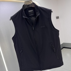 Zegna25秋冬款马甲 Zegna这款外套选用品牌经典版型。面料挺括有型,自带细腻光泽,呈现高 Zegna25秋冬款马甲 Zegna这款外套选用品牌经典版型。面料挺括有型,自带细腻光泽,呈现高