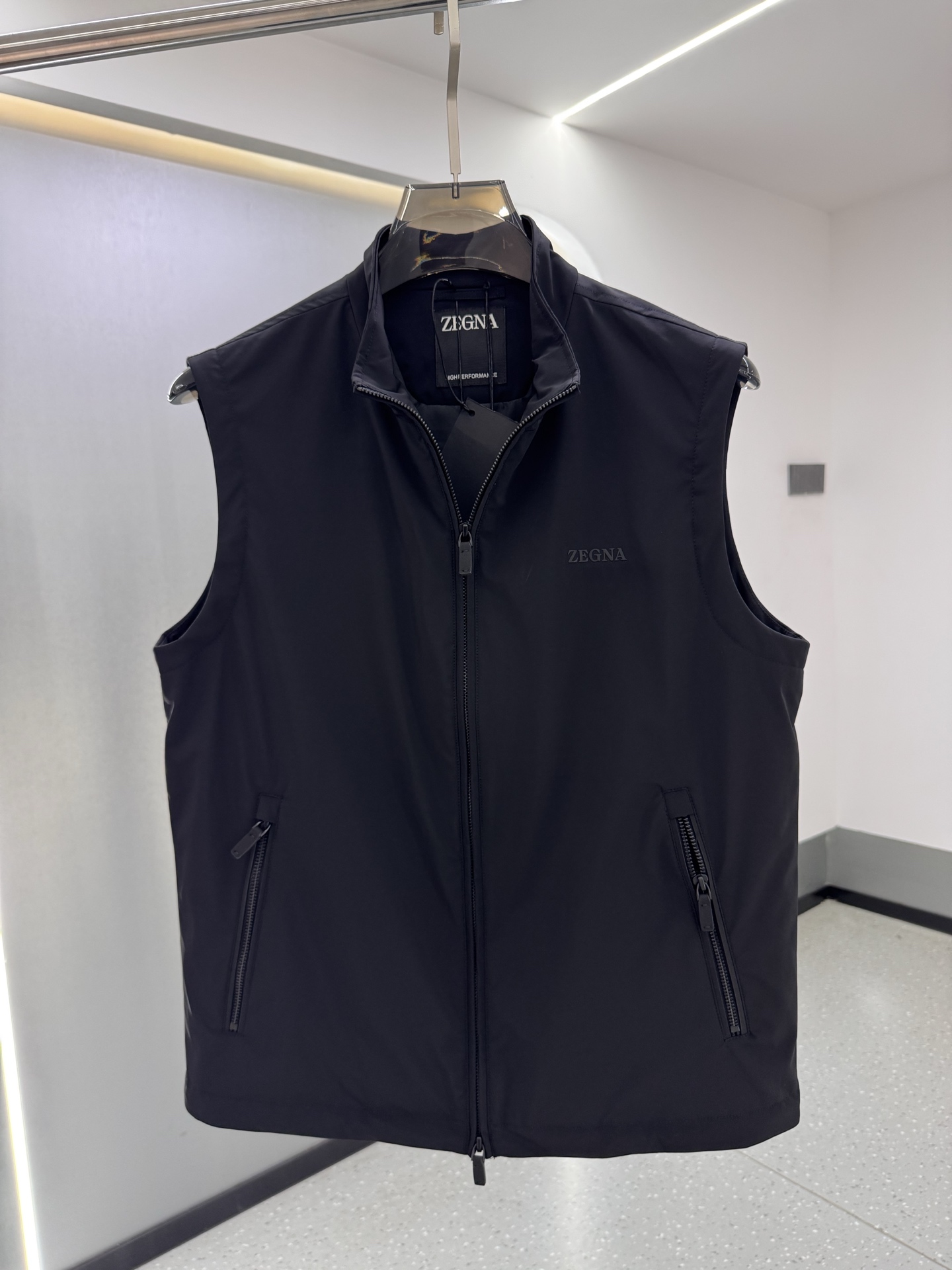 Zegna25秋冬款马甲     Zegna这款外套选用品牌经典版型。面料挺括有型，自带细腻光泽，呈现高