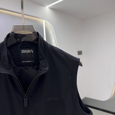 Zegna25秋冬款马甲 Zegna这款外套选用品牌经典版型。面料挺括有型,自带细腻光泽,呈现高 Zegna25秋冬款马甲 Zegna这款外套选用品牌经典版型。面料挺括有型,自带细腻光泽,呈现高