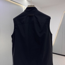 Zegna25秋冬款马甲 Zegna这款外套选用品牌经典版型。面料挺括有型,自带细腻光泽,呈现高 Zegna25秋冬款马甲 Zegna这款外套选用品牌经典版型。面料挺括有型,自带细腻光泽,呈现高