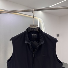 Zegna25秋冬款马甲 Zegna这款外套选用品牌经典版型。面料挺括有型,自带细腻光泽,呈现高 Zegna25秋冬款马甲 Zegna这款外套选用品牌经典版型。面料挺括有型,自带细腻光泽,呈现高