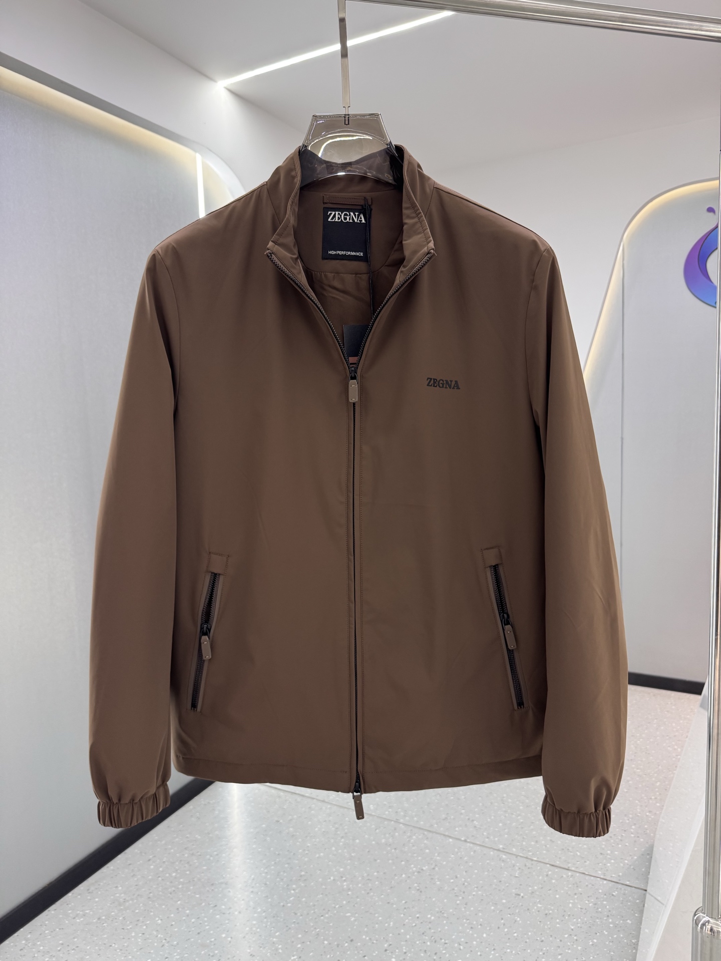 Zegna25秋冬款薄棉夹克     Zegna这款外套选用品牌经典版型。面料挺括有型，自带细腻光泽，呈
