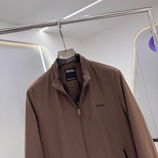 Zegna25秋冬款薄棉夹克 Zegna这款外套选用品牌经典版型。面料挺括有型,自带细腻光泽,呈 Zegna25秋冬款薄棉夹克 Zegna这款外套选用品牌经典版型。面料挺括有型,自带细腻光泽,呈
