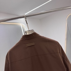 Zegna25秋冬款薄棉夹克 Zegna这款外套选用品牌经典版型。面料挺括有型,自带细腻光泽,呈 Zegna25秋冬款薄棉夹克 Zegna这款外套选用品牌经典版型。面料挺括有型,自带细腻光泽,呈