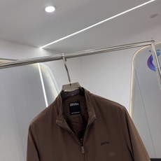 Zegna25秋冬款薄棉夹克 Zegna这款外套选用品牌经典版型。面料挺括有型,自带细腻光泽,呈 Zegna25秋冬款薄棉夹克 Zegna这款外套选用品牌经典版型。面料挺括有型,自带细腻光泽,呈