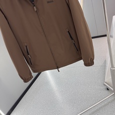Zegna25秋冬款薄棉夹克 Zegna这款外套选用品牌经典版型。面料挺括有型,自带细腻光泽,呈 Zegna25秋冬款薄棉夹克 Zegna这款外套选用品牌经典版型。面料挺括有型,自带细腻光泽,呈
