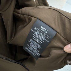 Zegna25秋冬款薄棉夹克 Zegna这款外套选用品牌经典版型。面料挺括有型,自带细腻光泽,呈 Zegna25秋冬款薄棉夹克 Zegna这款外套选用品牌经典版型。面料挺括有型,自带细腻光泽,呈