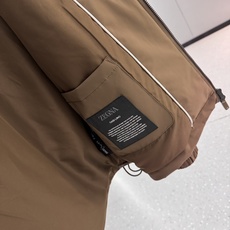 Zegna25秋冬款薄棉夹克 Zegna这款外套选用品牌经典版型。面料挺括有型,自带细腻光泽,呈 Zegna25秋冬款薄棉夹克 Zegna这款外套选用品牌经典版型。面料挺括有型,自带细腻光泽,呈
