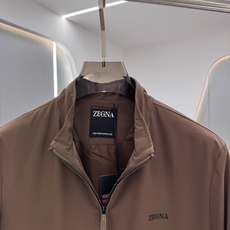 Zegna25秋冬款薄棉夹克 Zegna这款外套选用品牌经典版型。面料挺括有型,自带细腻光泽,呈 Zegna25秋冬款薄棉夹克 Zegna这款外套选用品牌经典版型。面料挺括有型,自带细腻光泽,呈