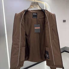Zegna25秋冬款薄棉夹克 Zegna这款外套选用品牌经典版型。面料挺括有型,自带细腻光泽,呈 Zegna25秋冬款薄棉夹克 Zegna这款外套选用品牌经典版型。面料挺括有型,自带细腻光泽,呈