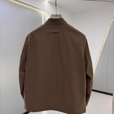 Zegna25秋冬款薄棉夹克 Zegna这款外套选用品牌经典版型。面料挺括有型,自带细腻光泽,呈 Zegna25秋冬款薄棉夹克 Zegna这款外套选用品牌经典版型。面料挺括有型,自带细腻光泽,呈
