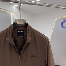 Zegna25秋冬款薄棉夹克 Zegna这款外套选用品牌经典版型。面料挺括有型,自带细腻光泽,呈 Zegna25秋冬款薄棉夹克 Zegna这款外套选用品牌经典版型。面料挺括有型,自带细腻光泽,呈