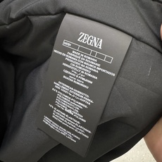 Zegna25秋冬款薄棉夹克 Zegna这款外套选用品牌经典版型。面料挺括有型,自带细腻光泽,呈 Zegna25秋冬款薄棉夹克 Zegna这款外套选用品牌经典版型。面料挺括有型,自带细腻光泽,呈