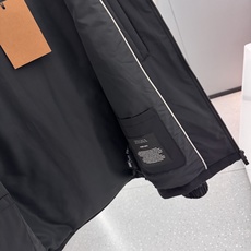 Zegna25秋冬款薄棉夹克 Zegna这款外套选用品牌经典版型。面料挺括有型,自带细腻光泽,呈 Zegna25秋冬款薄棉夹克 Zegna这款外套选用品牌经典版型。面料挺括有型,自带细腻光泽,呈