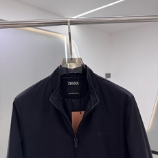 Zegna25秋冬款薄棉夹克 Zegna这款外套选用品牌经典版型。面料挺括有型,自带细腻光泽,呈 Zegna25秋冬款薄棉夹克 Zegna这款外套选用品牌经典版型。面料挺括有型,自带细腻光泽,呈