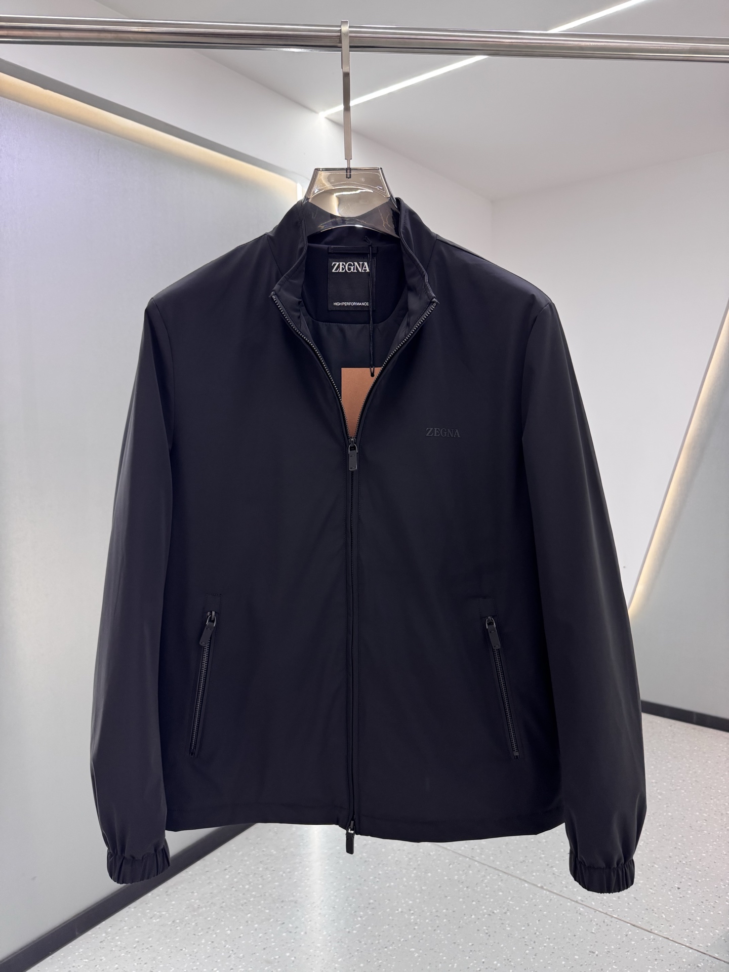 Zegna25秋冬款薄棉夹克     Zegna这款外套选用品牌经典版型。面料挺括有型，自带细腻光泽，呈