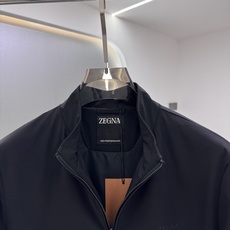 Zegna25秋冬款薄棉夹克 Zegna这款外套选用品牌经典版型。面料挺括有型,自带细腻光泽,呈 Zegna25秋冬款薄棉夹克 Zegna这款外套选用品牌经典版型。面料挺括有型,自带细腻光泽,呈