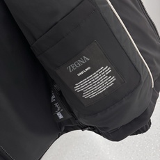 Zegna25秋冬款薄棉夹克 Zegna这款外套选用品牌经典版型。面料挺括有型,自带细腻光泽,呈 Zegna25秋冬款薄棉夹克 Zegna这款外套选用品牌经典版型。面料挺括有型,自带细腻光泽,呈