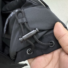 Zegna25秋冬款薄棉夹克 Zegna这款外套选用品牌经典版型。面料挺括有型,自带细腻光泽,呈 Zegna25秋冬款薄棉夹克 Zegna这款外套选用品牌经典版型。面料挺括有型,自带细腻光泽,呈