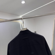 Zegna25秋冬款薄棉夹克 Zegna这款外套选用品牌经典版型。面料挺括有型,自带细腻光泽,呈 Zegna25秋冬款薄棉夹克 Zegna这款外套选用品牌经典版型。面料挺括有型,自带细腻光泽,呈