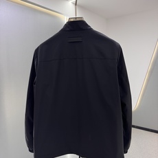 Zegna25秋冬款薄棉夹克 Zegna这款外套选用品牌经典版型。面料挺括有型,自带细腻光泽,呈 Zegna25秋冬款薄棉夹克 Zegna这款外套选用品牌经典版型。面料挺括有型,自带细腻光泽,呈